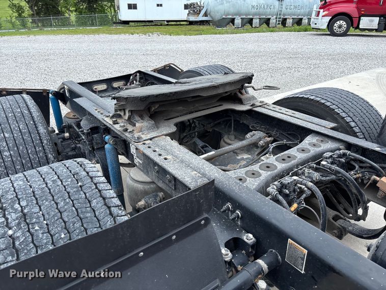 image for item FC5608 2020 Peterbilt 579 semi truck