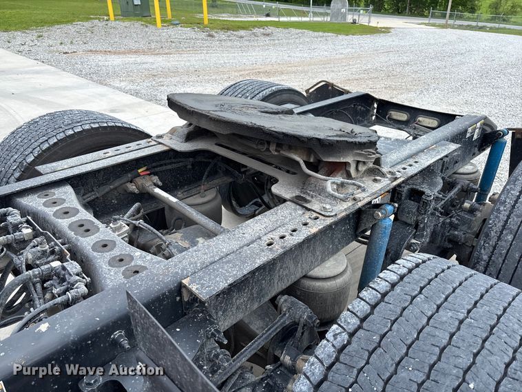 image for item FC5608 2020 Peterbilt 579 semi truck