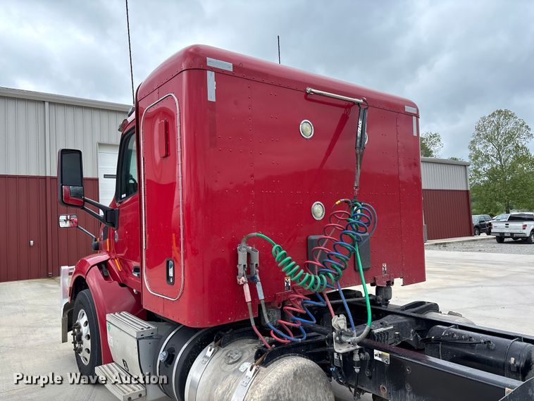 image for item FC5608 2020 Peterbilt 579 semi truck