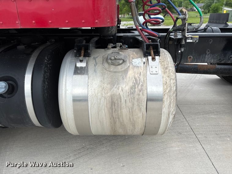image for item FC5608 2020 Peterbilt 579 semi truck