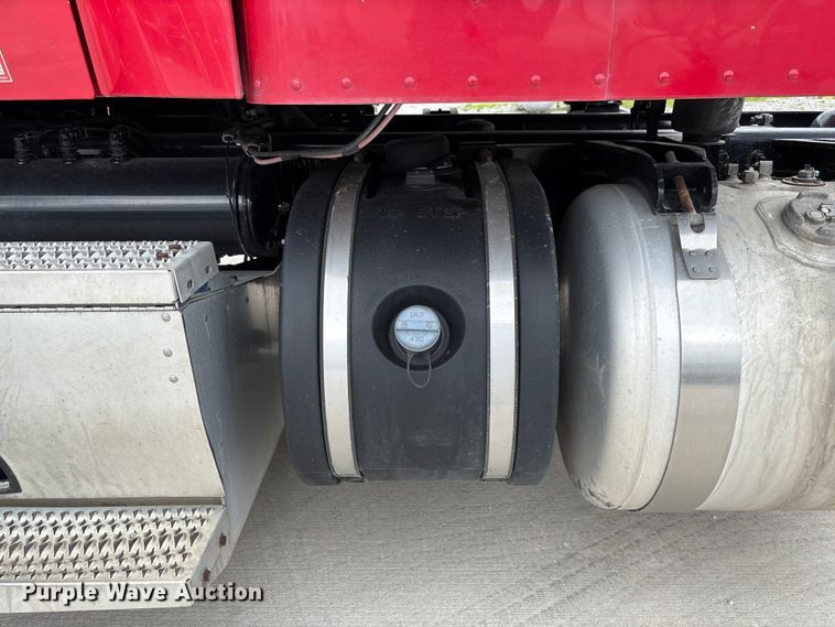 image for item FC5608 2020 Peterbilt 579 semi truck