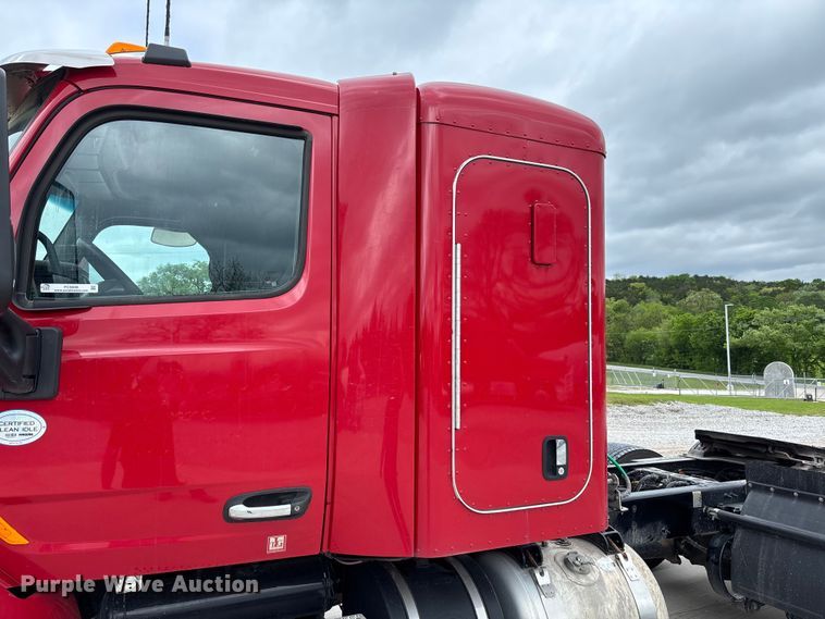 image for item FC5608 2020 Peterbilt 579 semi truck