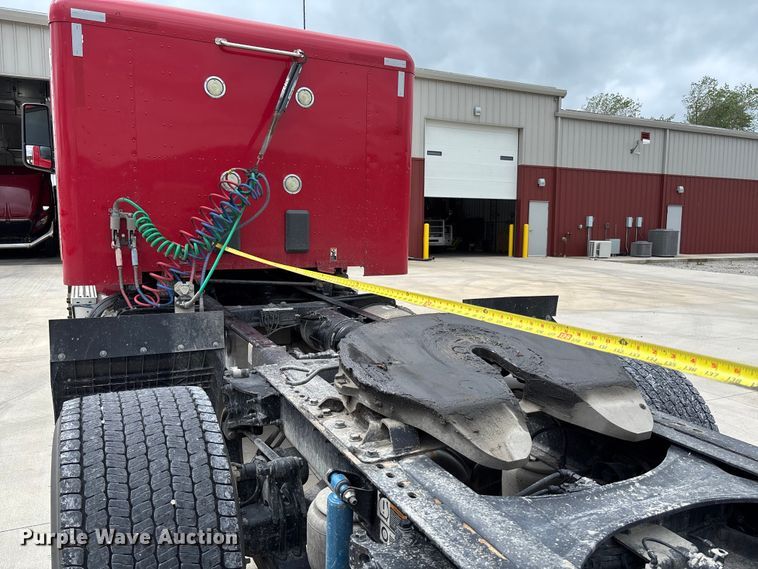 image for item FC5608 2020 Peterbilt 579 semi truck