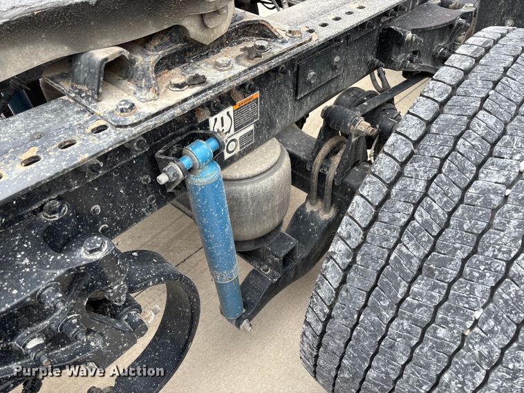 image for item FC5608 2020 Peterbilt 579 semi truck
