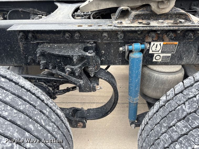 image for item FC5608 2020 Peterbilt 579 semi truck