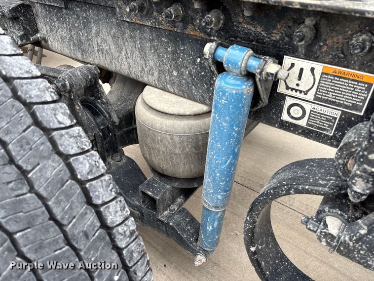 image for item FC5608 2020 Peterbilt 579 semi truck