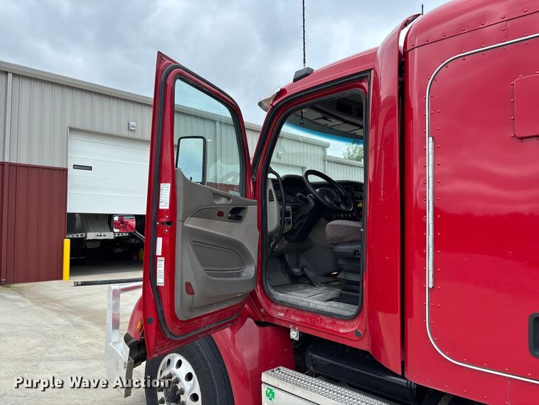 image for item FC5608 2020 Peterbilt 579 semi truck