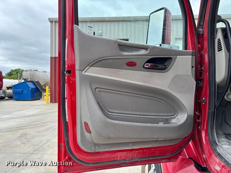 image for item FC5608 2020 Peterbilt 579 semi truck