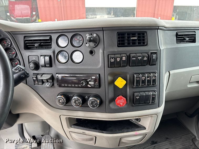 image for item FC5608 2020 Peterbilt 579 semi truck