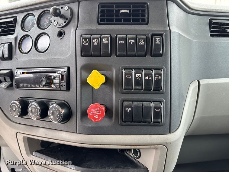 image for item FC5608 2020 Peterbilt 579 semi truck