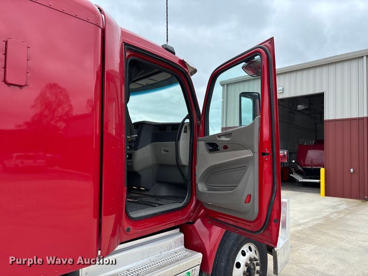 image for item FC5608 2020 Peterbilt 579 semi truck
