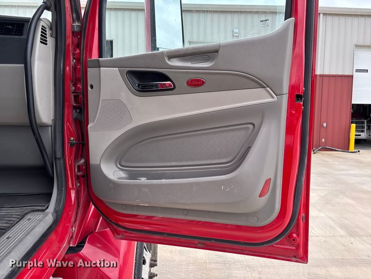 image for item FC5608 2020 Peterbilt 579 semi truck
