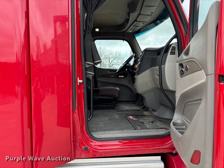 image for item FC5608 2020 Peterbilt 579 semi truck