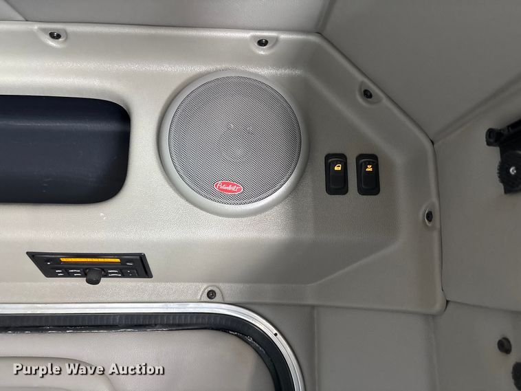 image for item FC5608 2020 Peterbilt 579 semi truck