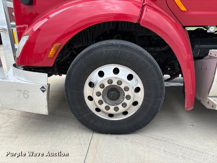 image for item FC5608 2020 Peterbilt 579 semi truck