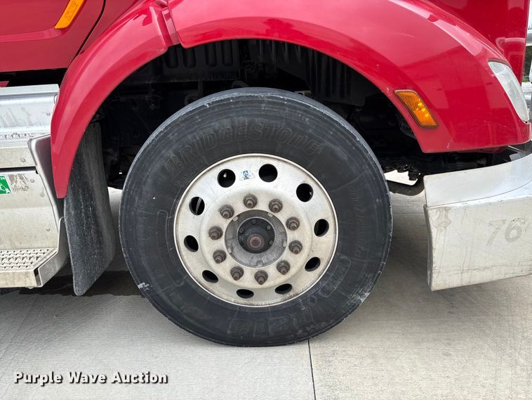 image for item FC5608 2020 Peterbilt 579 semi truck