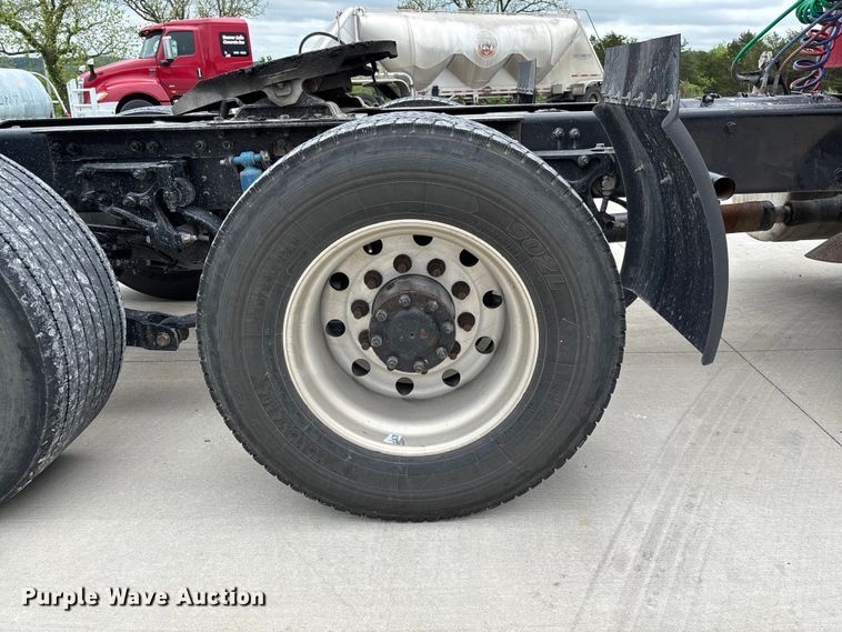 image for item FC5608 2020 Peterbilt 579 semi truck