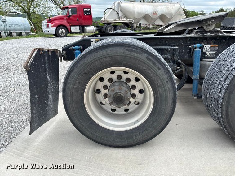 image for item FC5608 2020 Peterbilt 579 semi truck