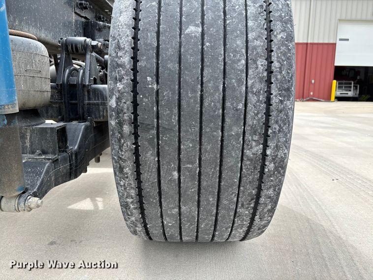 image for item FC5608 2020 Peterbilt 579 semi truck
