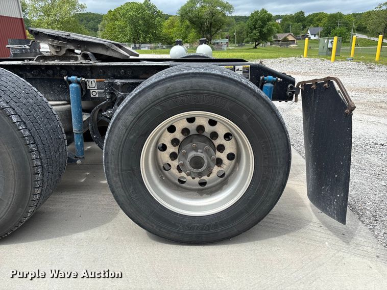 image for item FC5608 2020 Peterbilt 579 semi truck