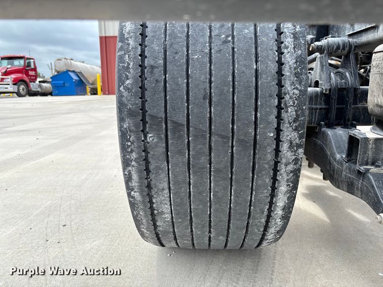 image for item FC5608 2020 Peterbilt 579 semi truck