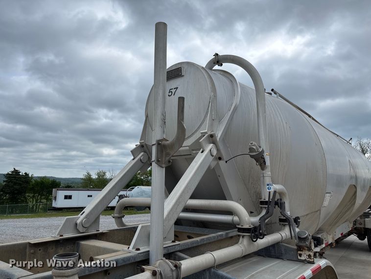 image for item FC5611 2012 Heil pneumatic dry bulk trailer