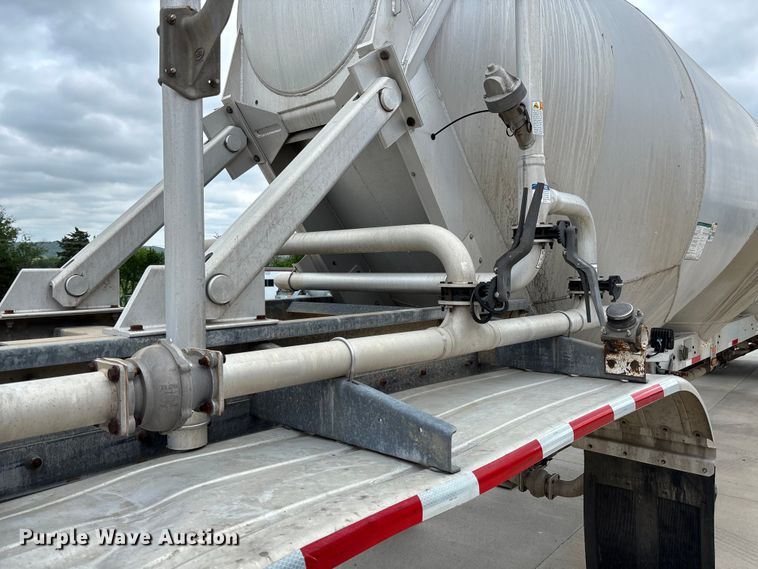 image for item FC5611 2012 Heil pneumatic dry bulk trailer
