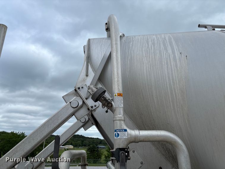 image for item FC5611 2012 Heil pneumatic dry bulk trailer
