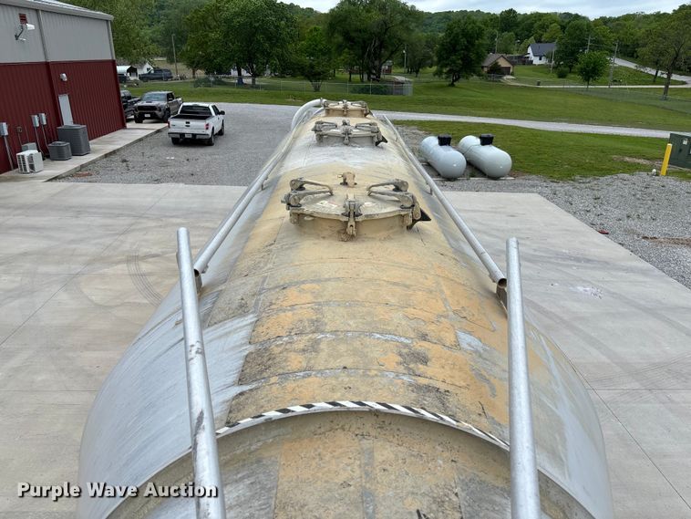image for item FC5611 2012 Heil pneumatic dry bulk trailer