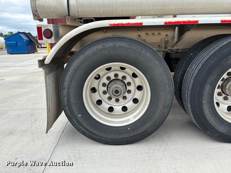image for item FC5611 2012 Heil pneumatic dry bulk trailer