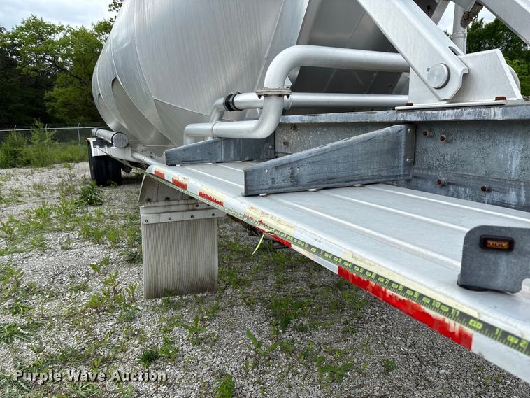 image for item FC5612 2012 Heil pneumatic dry bulk trailer