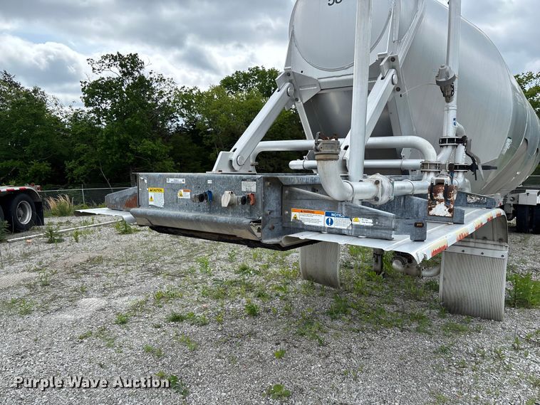 image for item FC5612 2012 Heil pneumatic dry bulk trailer