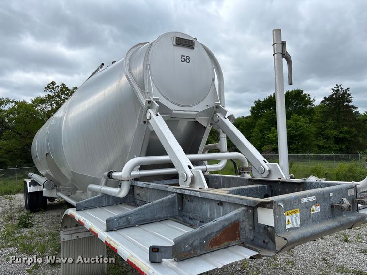 image for item FC5612 2012 Heil pneumatic dry bulk trailer