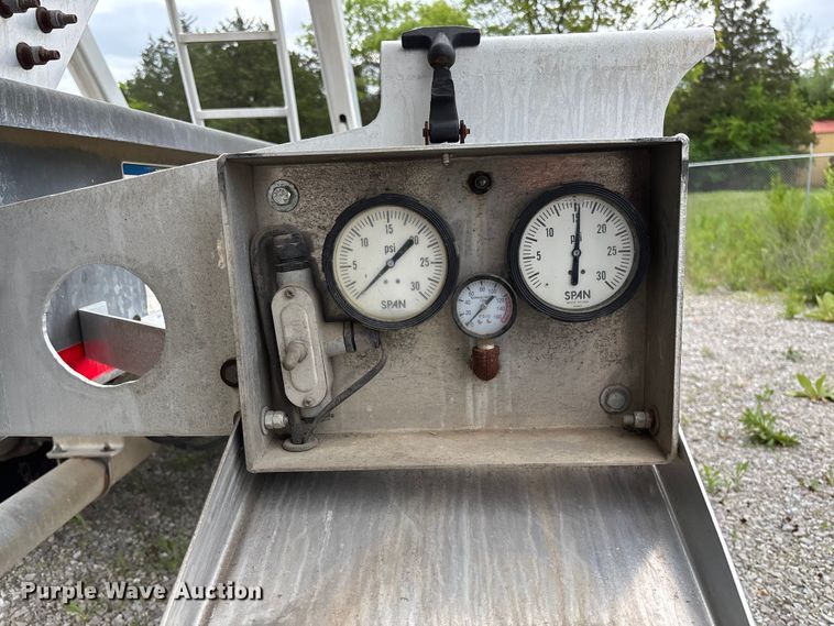 image for item FC5612 2012 Heil pneumatic dry bulk trailer