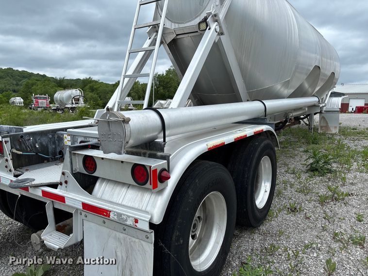 image for item FC5612 2012 Heil pneumatic dry bulk trailer