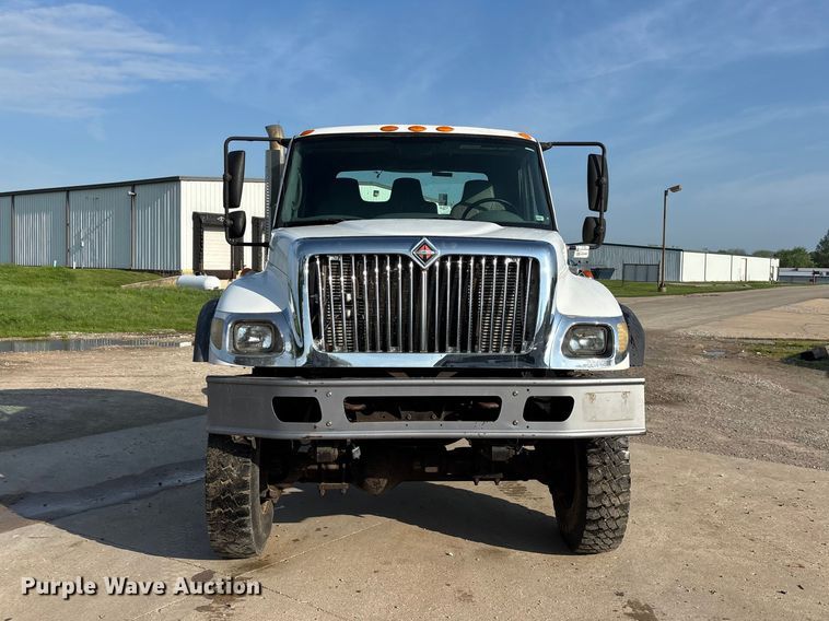 image for item FG0267 2003 International 7300 truck cab and chassis