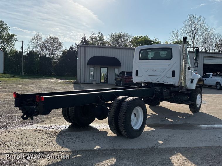 image for item FG0267 2003 International 7300 truck cab and chassis