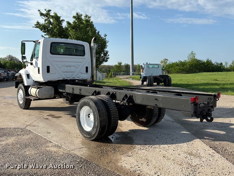 image for item FG0267 2003 International 7300 truck cab and chassis