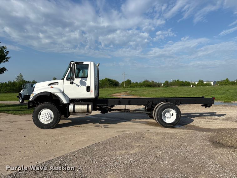 image for item FG0267 2003 International 7300 truck cab and chassis