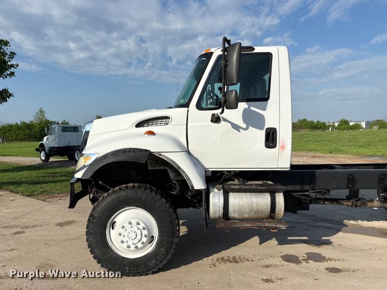 image for item FG0267 2003 International 7300 truck cab and chassis