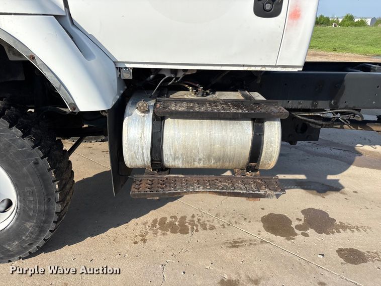 image for item FG0267 2003 International 7300 truck cab and chassis