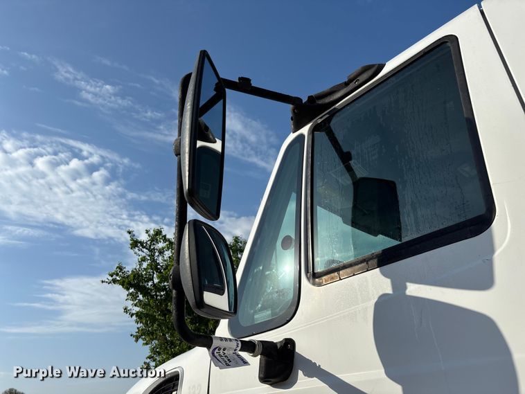 image for item FG0267 2003 International 7300 truck cab and chassis