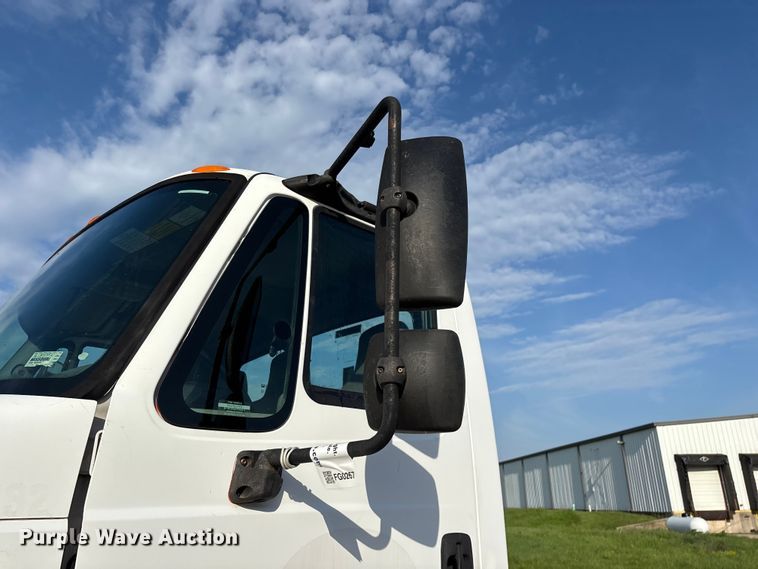 image for item FG0267 2003 International 7300 truck cab and chassis