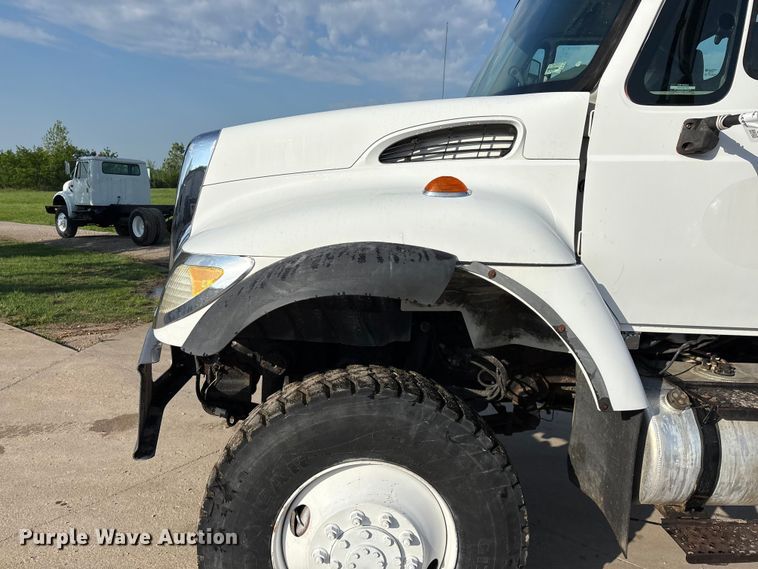 image for item FG0267 2003 International 7300 truck cab and chassis