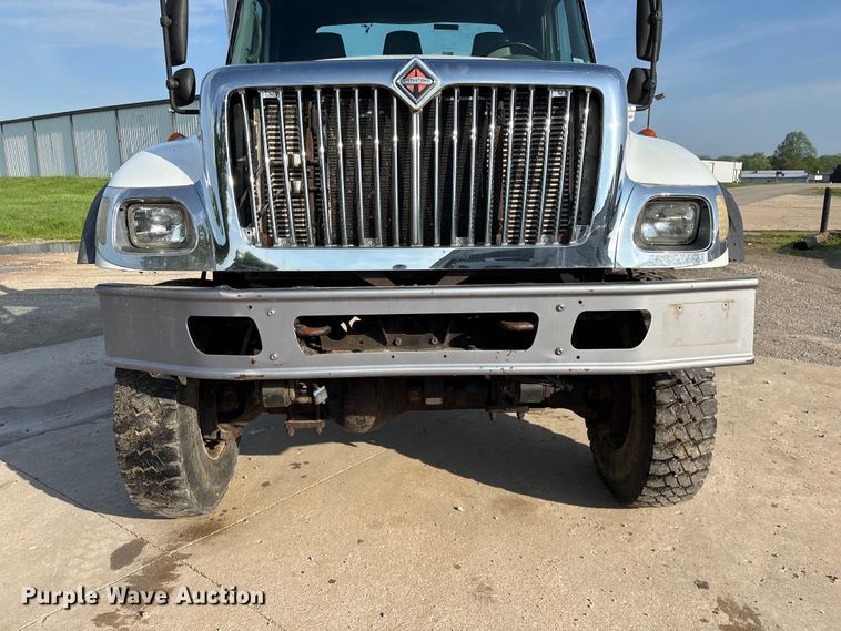 image for item FG0267 2003 International 7300 truck cab and chassis