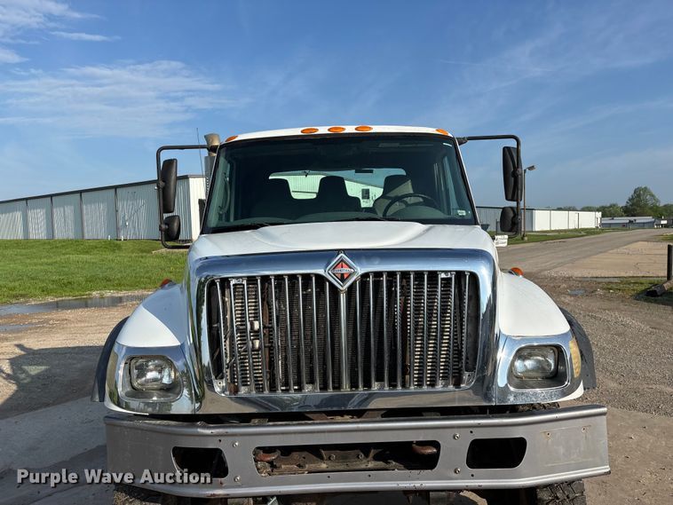 image for item FG0267 2003 International 7300 truck cab and chassis