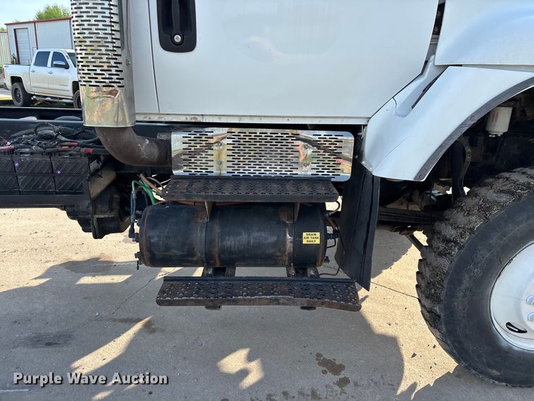 image for item FG0267 2003 International 7300 truck cab and chassis