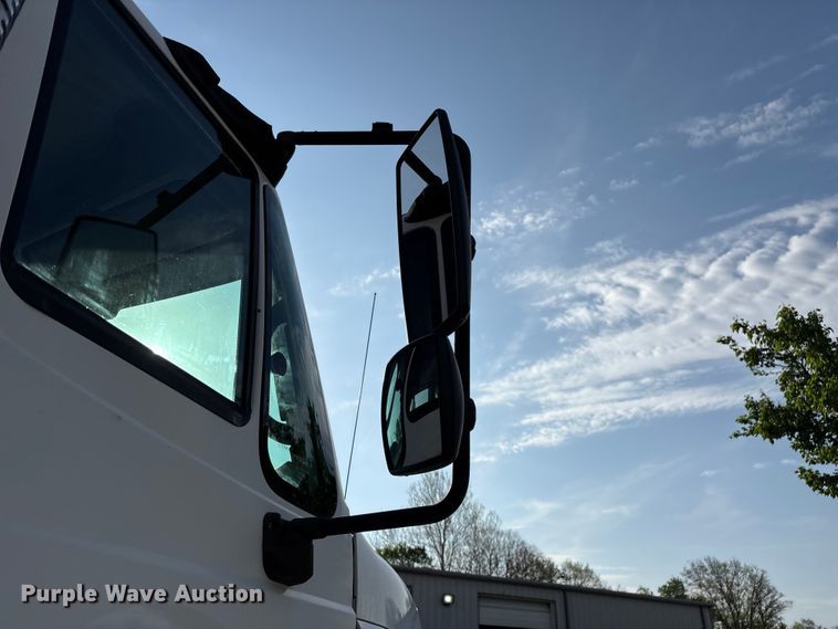 image for item FG0267 2003 International 7300 truck cab and chassis