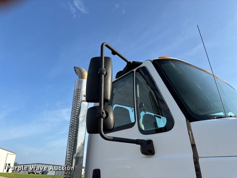 image for item FG0267 2003 International 7300 truck cab and chassis