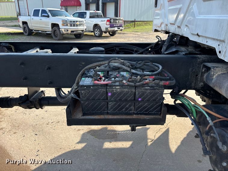 image for item FG0267 2003 International 7300 truck cab and chassis